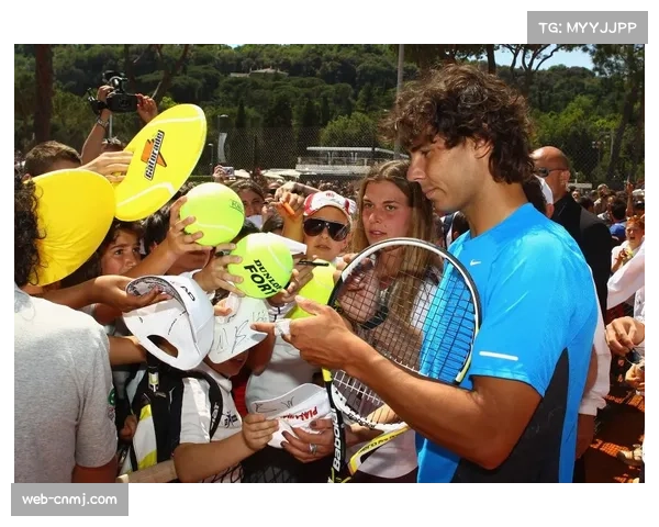 巴塞罗那赛场球迷高唱助威歌曲，纳达尔挥手致意